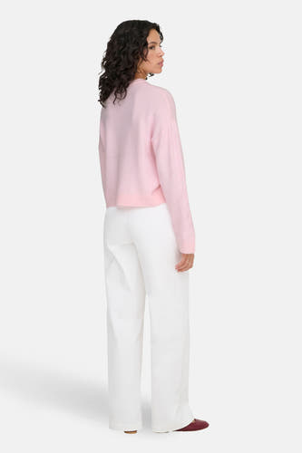T-shirt rose avec col rond de ONLY, porté avec un pantalon blanc et des ballerines bordeaux.
