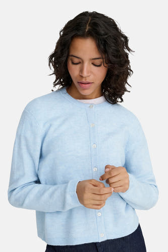 Veste bleue ONLY ONLY, boutonéeée portée sur un un-shirt blanc et un pantalon bleu marine.