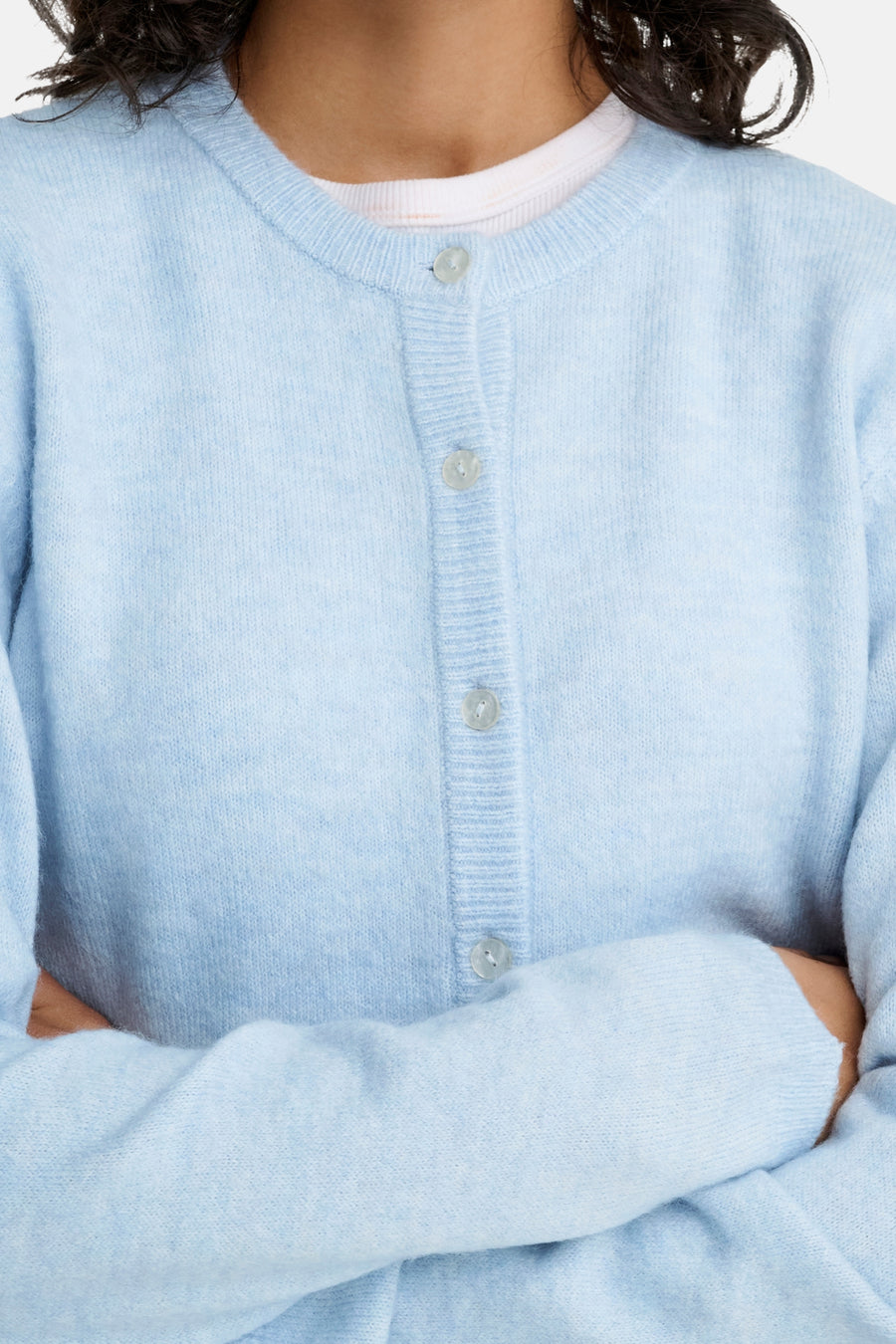 Lichtblauwe, gebreide cardigan met knopen.