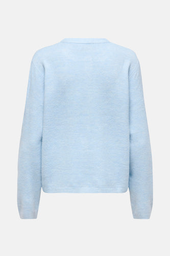 Lichtblauwe gebreide trui.