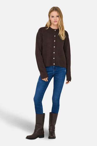 Veste brune de ONLY, portée avec un jean bleu et des boucles d'oreilles argentées.