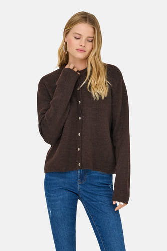 Bruin vest van ONLY, gedragen met een blauwe jeans en zilveren oorringen.
