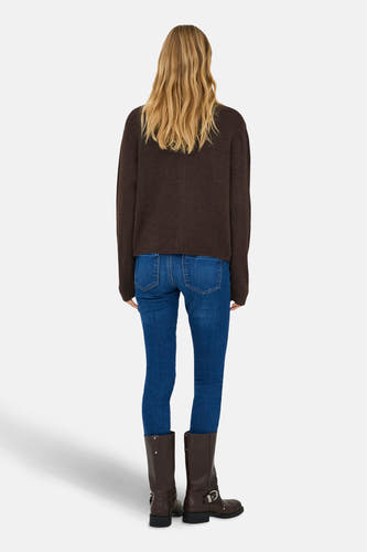 Veste brune ONLY, à longues manches, associée à des jeans bleus et des bottes brunes, vue de dos.