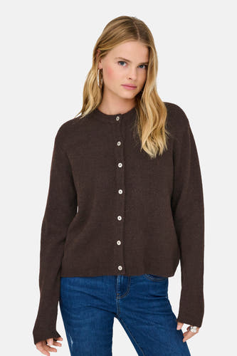 Veste brune ONLY, avec longues manches et fermeture à boutons, portée sur un jean.
