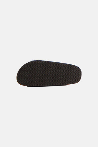 Sandales noires ONLY, avec un motif de semelle ondulé.