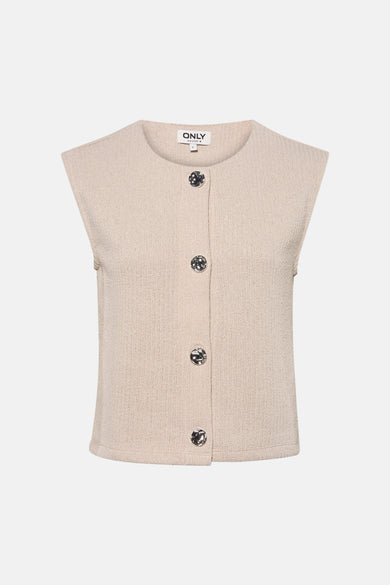 Gilet beige de ONLY, avec boutons, combiné avec un pantalon noir avec ceinture à imprimé animal et des escarpins argentés.