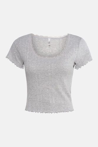 T-shirt gris côtelé de ONLY, fini avec des détails en dentelle le long de l'encolure ronde et des bords ondulés.