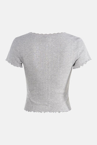 T-shirt gris ONLY®, à manches courtes, avec une texture côtelée et un bord en dentelle.