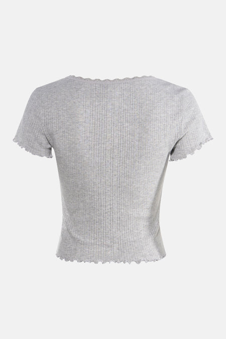 T-shirt gris ONLY®, à manches courtes, avec une texture côtelée et un bord en dentelle.