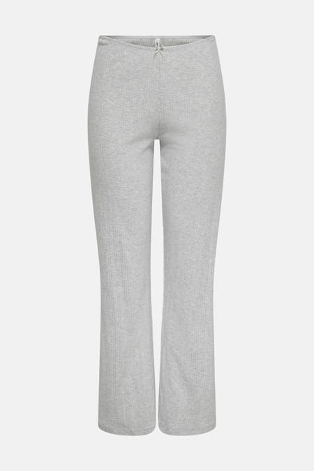 Pantalon gris ONLY, en tissu côtelé avec une jambe évasée.