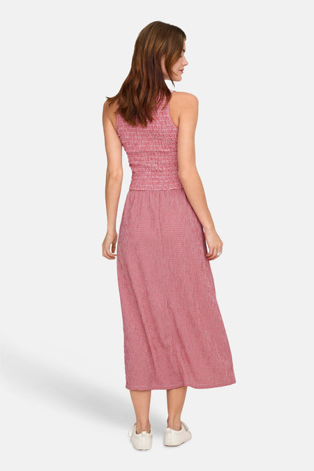 Robe sans manches rouge de ONLY, avec motif à carreaux rouge et blanc et détail smocké au dos.