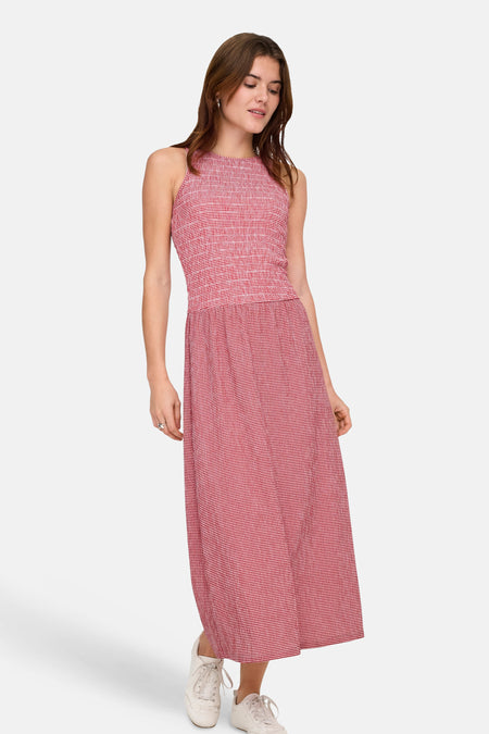 Robe sans manches rouge de ONLY, avec un motif à carreaux fin et combiné avec des baskets blanches.