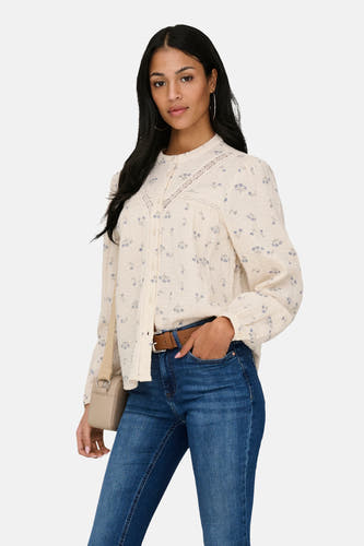 Chemise écru à manches longues ONLY, avec fleurs bleues et détails en dentelle.