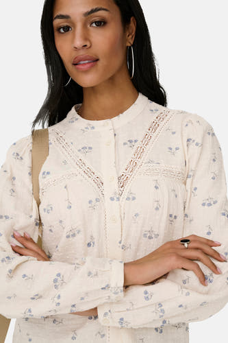 Chemise écru à manches longues ONLY, avec imprimé fleurs bleues et détails en dentelle.
