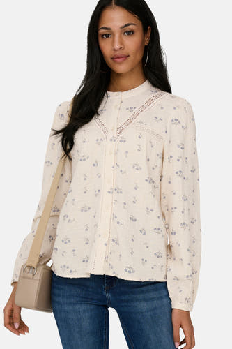 Chemise écru à manches longues ONLY, avec un motif floral bleu et des détails en dentelle.