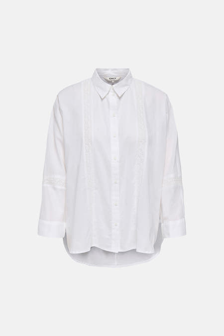 Chemise blanche à manches longues ONLY, avec détails en dentelle sur le devant et les manches.