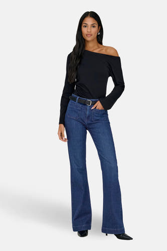 Donkerblauwe flared jeans van ONLY, met riem en opgestikte zakken, gecombineerd met een zwarte top en zwarte schoenen.
