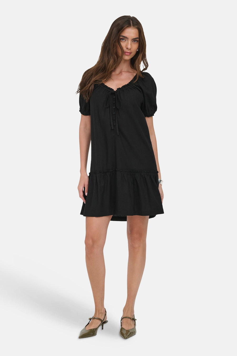Robe noire à manches courtes de ONLY, avec fermeture à boutons et volants.