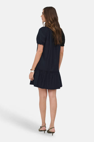 Robe noire à manches courtes de ONLY, avec volant en bas.