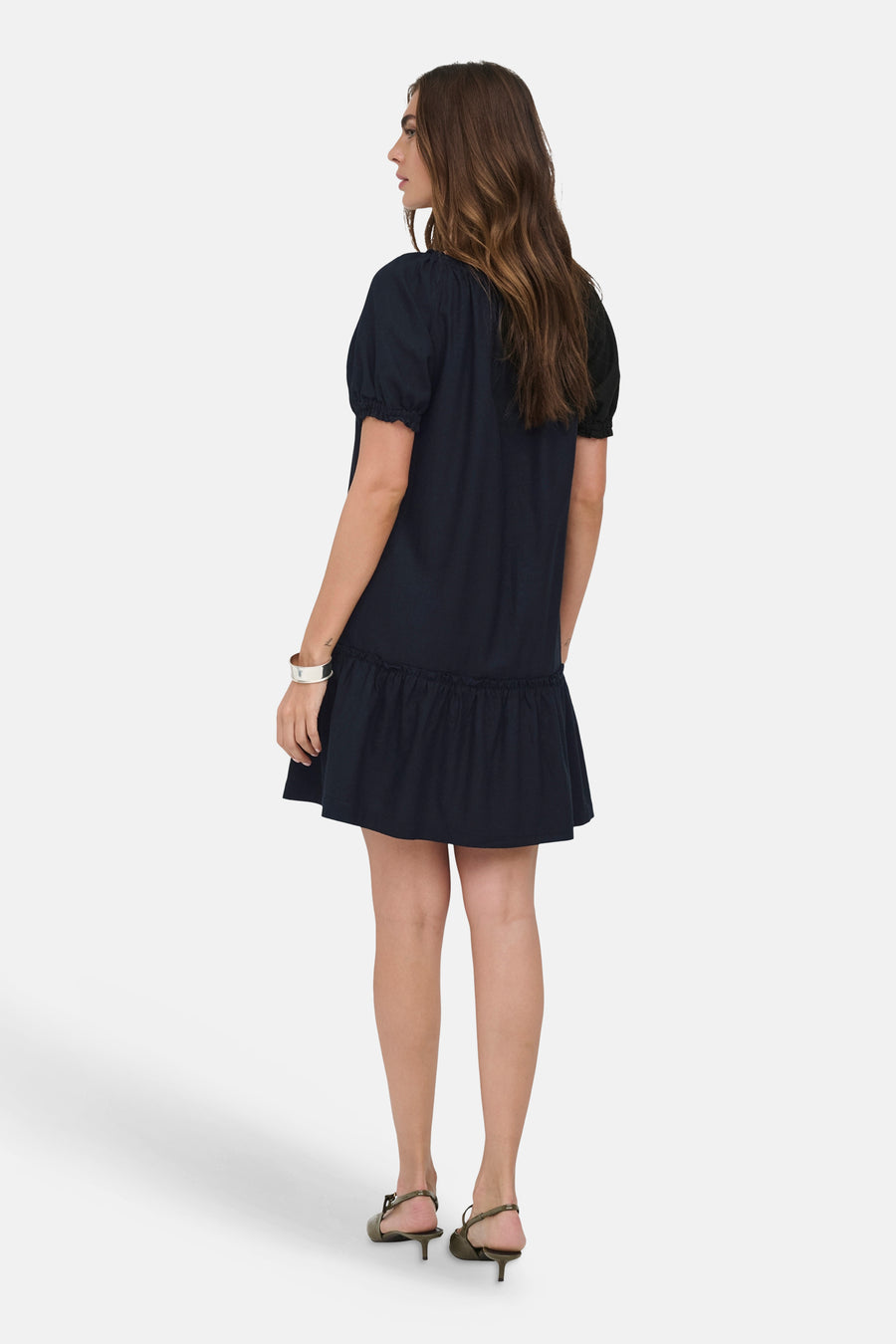 Robe noire à manches courtes de ONLY, avec volant en bas.