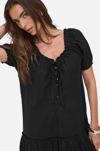 Robe noire à manches courtes de ONLY, avec détail de boutons et volants à l'encolure.