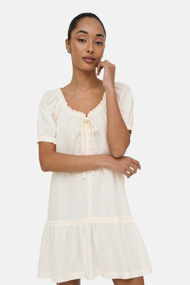 Robe écru à manches courtes de ONLY, avec détail de boutons et une jupe plissée.