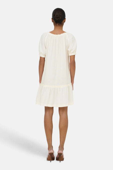 Robe écru à manches courtes de ONLY, avec une jupe plissée et des manches retroussées.