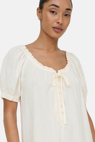 Robe écru à manches courtes ONLY, avec détail de boutons et manches bouffantes.