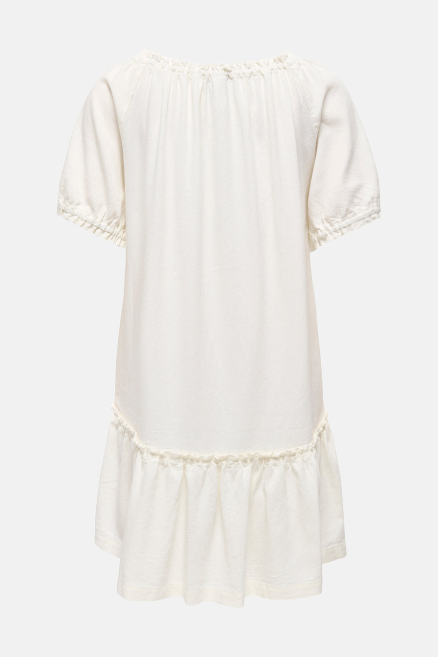 Robe écru à manches courtes de ONLY, avec un décolleté plissé et des volants à l'ourlet.