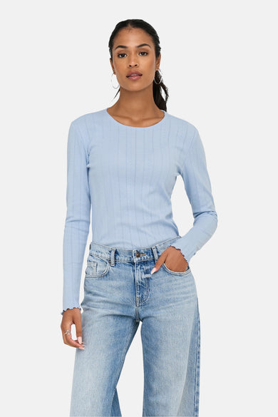 T-shirt bleu à manches longues de ONLY, avec des rayures verticales subtiles, associé à un jean léger.