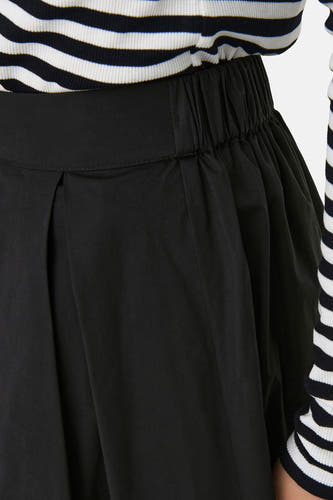 Jupe longue noire de ONLY, avec taille élastique et plis subtils, combinée avec un haut rayé.