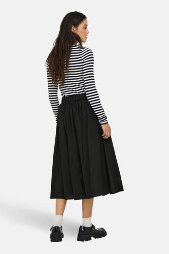 Jupe longue noire de ONLY, combinée avec un haut rayé et des chaussures à plateforme avec des chaussettes blanches.