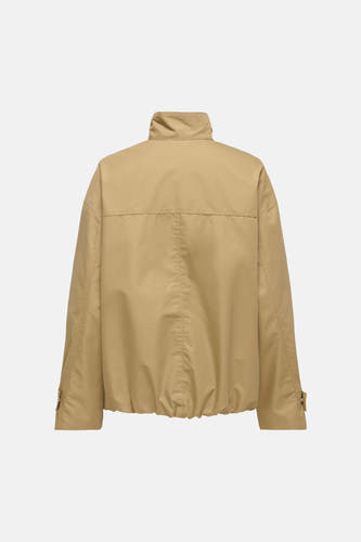 Beige korte jas van JDY met lange mouwen en een hoge kraag, gezien van achteren.
