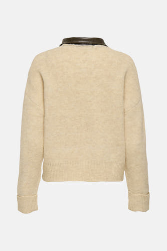 Beige cardigan van ONLY, met een bruine kraag en lange mouwen, gezien van achteren.
