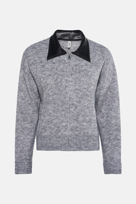 Cardigan gris d'ONLY, avec un col noir en cuir synthétique.