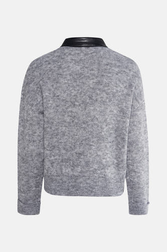 Grijze cardigan van ONLY, met een zwarte kraag van imitatieleer.
