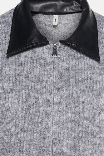 Gilet gris ONLY, avec une collet noir en cuir imité et une fermeture éclair.
