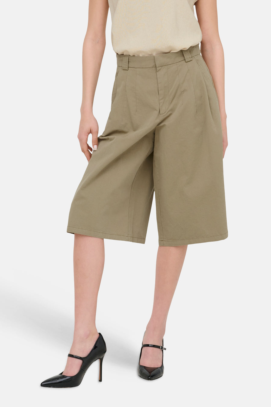 Short ample kaki de JDY à taille haute et plis, porté par un mannequin.