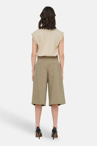 Short vert de JDY, ample avec taille haute, porté vu de dos.