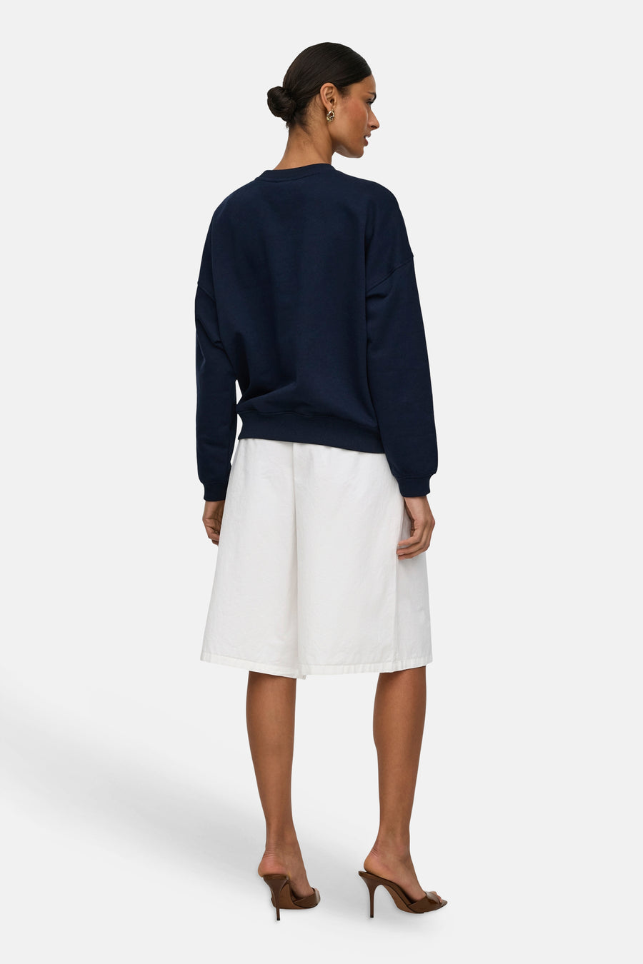 Short blanc JDY, à jambes larges, texture crêpe et longueur genou, vu de dos.