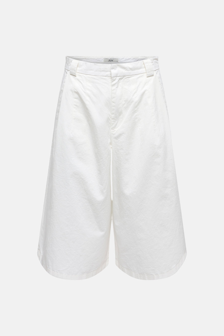 Short blanc ample de JDY avec passants de ceinture et une texture légèrement froissée, photographié à plat.