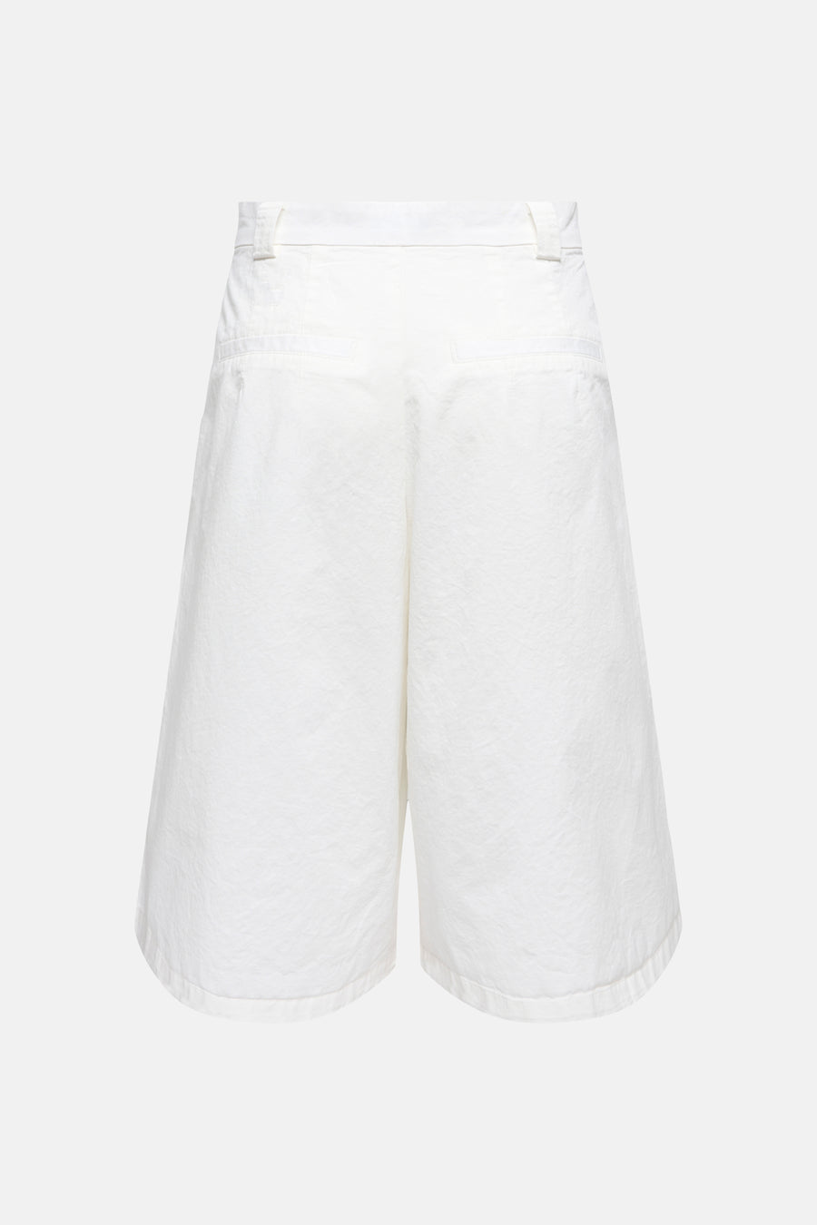 Short blanc JDY à texture froissée, passants de ceinture visibles et deux poches passepoilées, vue arrière.