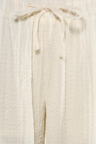 Witte broek met gerimpelde textuur en strikband van JDY, close-up voorzijde