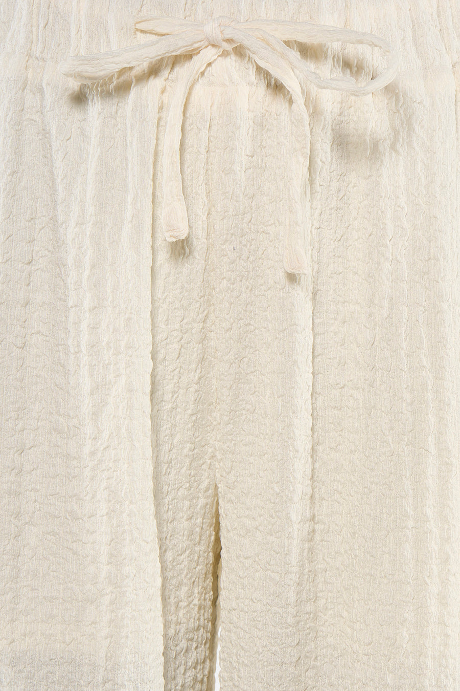Witte broek met gerimpelde textuur en strikband van JDY, close-up voorzijde