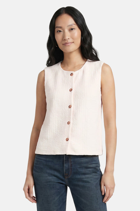 Witte mouwloze top van JDY met ronde hals en bruine knopen, textuurrijke stof, front view, model draagt donkerblauwe jeans