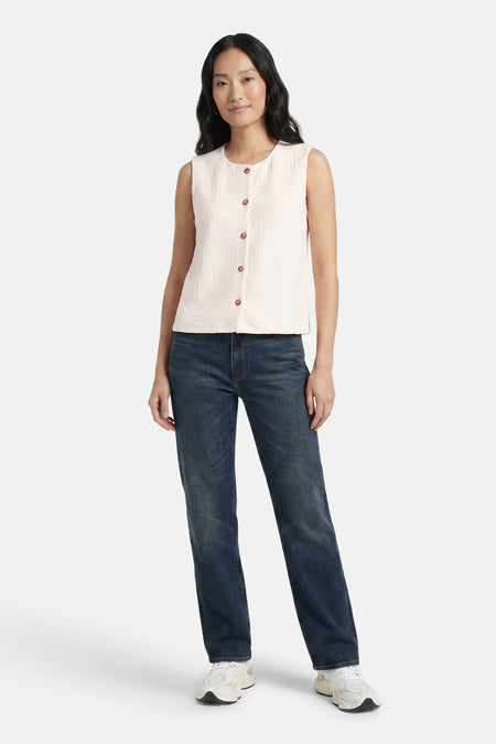 Witte mouwloze top met knopen van JDY, lichte textuur, front view, gedragen met donkerblauwe jeans en witte sneakers