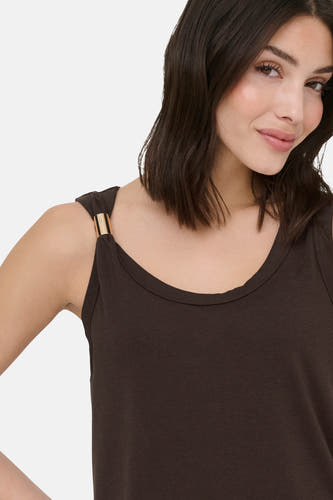 Haut marron sans manches de JDY avec boucle dorée sur la bretelle.