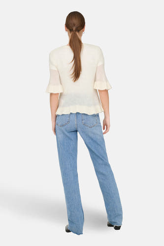 T-shirt écru ONLY, avec des manches courtes et un col froncé, associé à des jeans bleus.