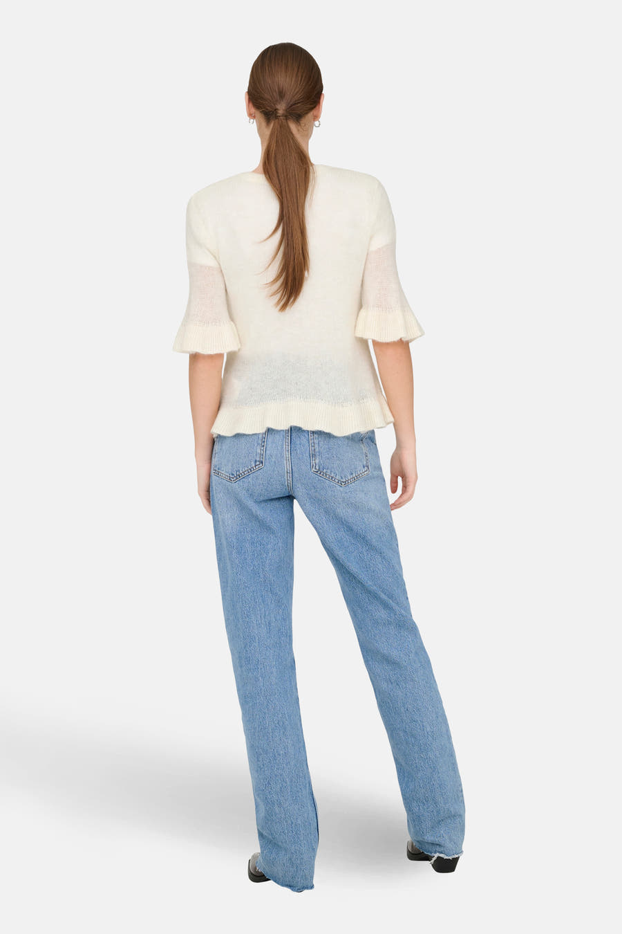 T-shirt écru ONLY, avec des manches courtes et un col froncé, associé à des jeans bleus.