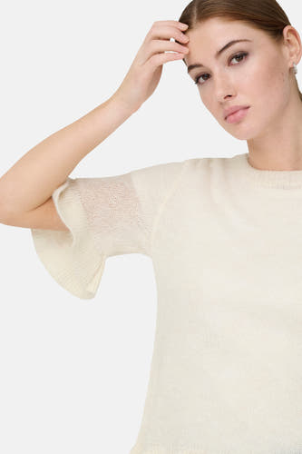 T-shirt écru ONLY, avec des manches courtes et une texture fine.